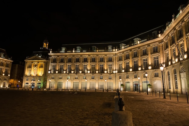 Vista de baixo ângulo de edifícios iluminados à noite