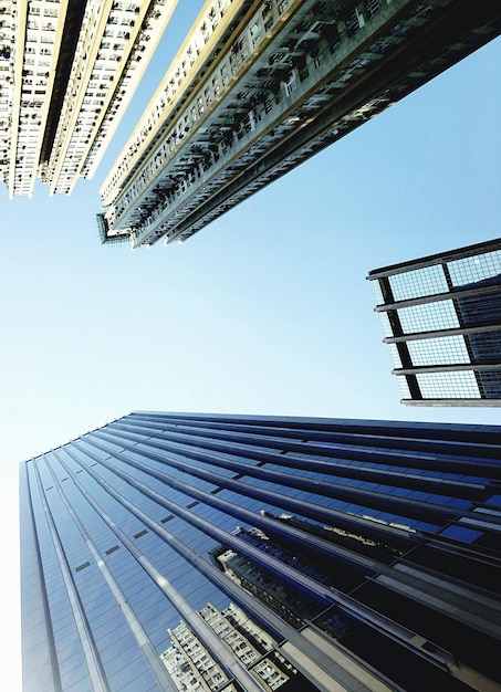 Vista de baixo ângulo de edifícios modernos contra o céu claro