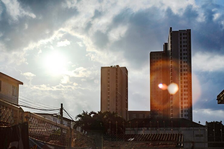 Foto vista de baixo ângulo de edifícios modernos contra o céu durante o pôr do sol
