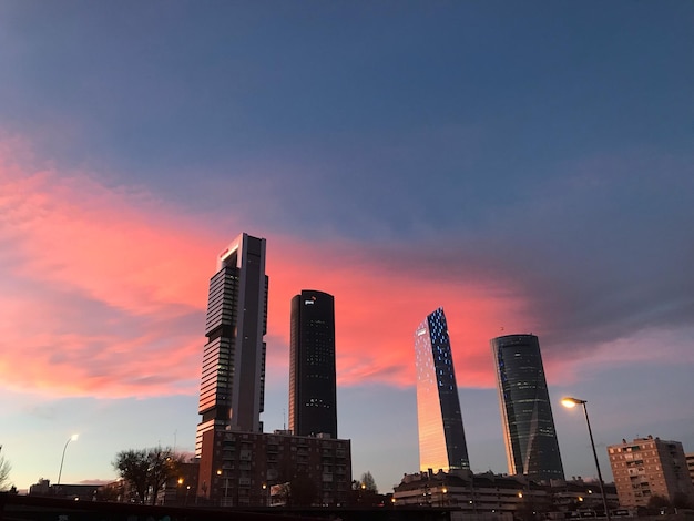 Foto vista de baixo ângulo de edifícios modernos contra o céu durante o pôr do sol