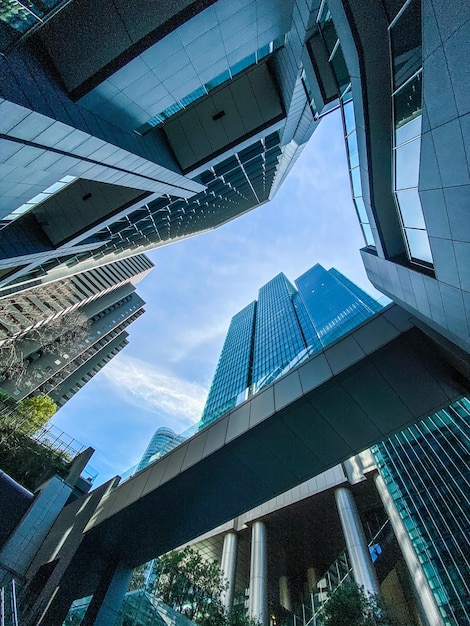 Vista de baixo ângulo de edifícios modernos contra o céu na cidade