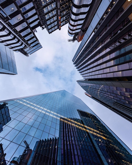 Vista de baixo ângulo de edifícios modernos contra o céu