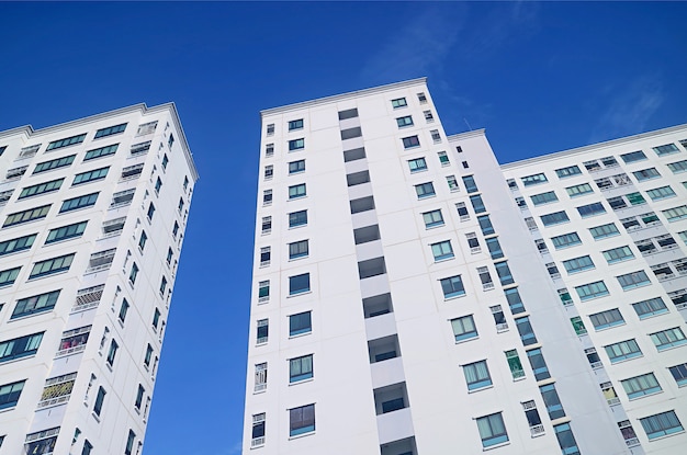 Vista de baixo ângulo de edifícios modernos contra o vívido céu azul e ensolarado