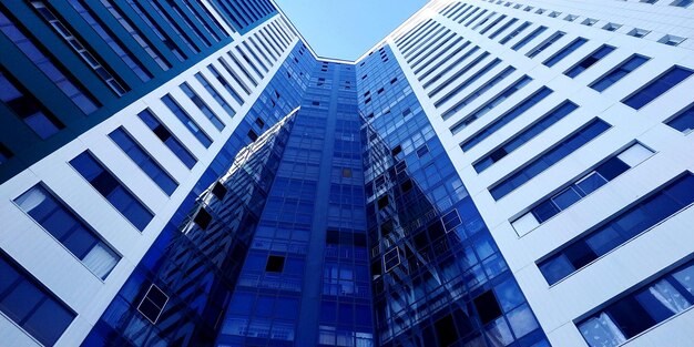 Vista de baixo ângulo de edifícios modernos contra um céu azul claro