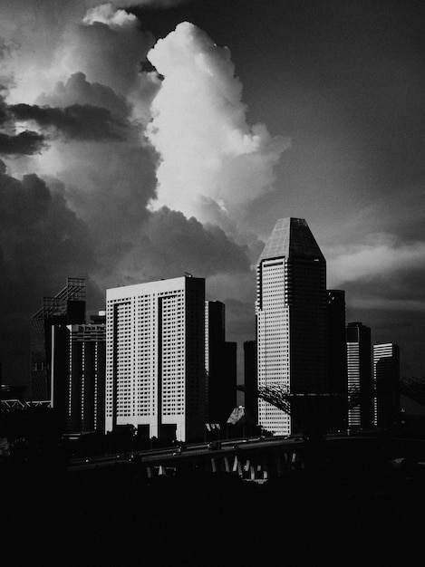 Foto vista de baixo ângulo de edifícios na cidade contra o céu nublado