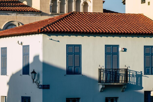 Foto vista de baixo ângulo de edifícios na cidade