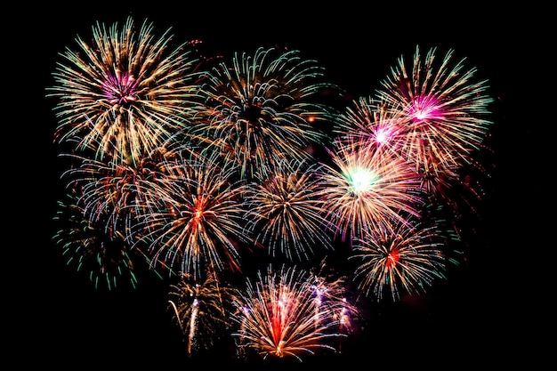 Vista de baixo ângulo de fogos de artifício contra o céu à noite