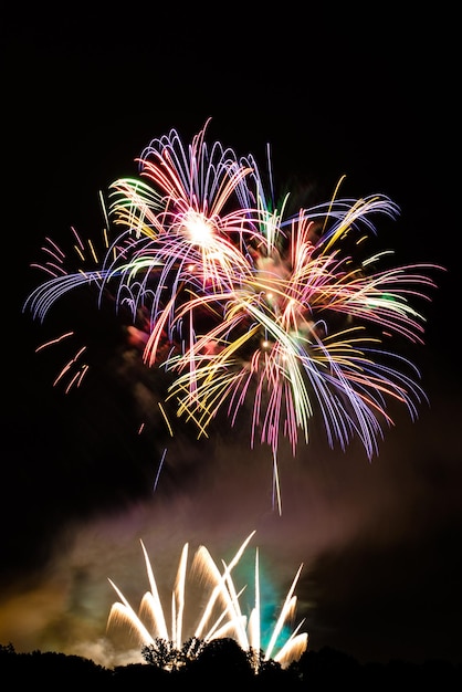 Vista de baixo ângulo de fogos de artifício no céu à noite