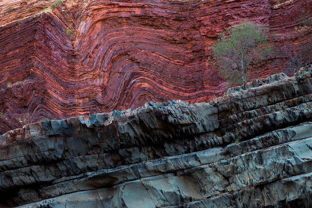 Foto vista de baixo ângulo de formações rochosas no deserto