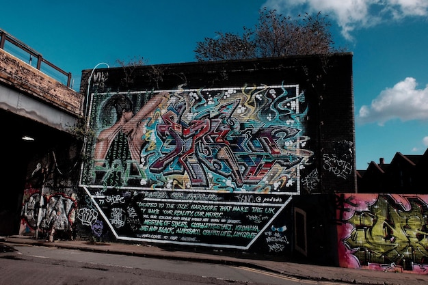 Vista de baixo ângulo de graffiti na parede
