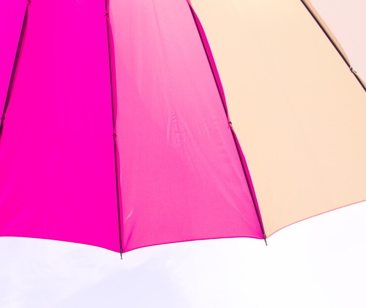Foto vista de baixo ângulo de guarda-chuva multicolorida contra o céu