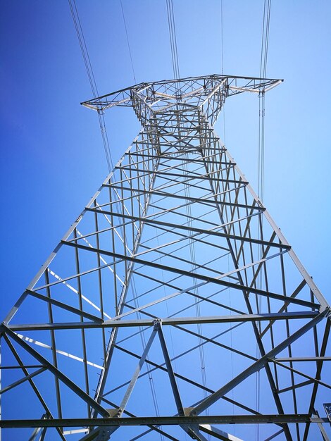 Foto vista de baixo ângulo de linhas elétricas contra céu despejado