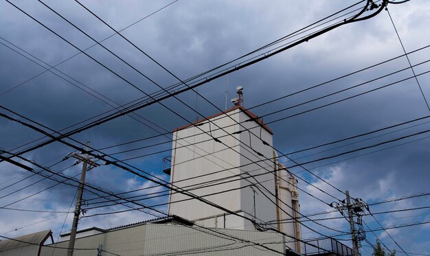 Foto vista de baixo ângulo de linhas elétricas contra o céu