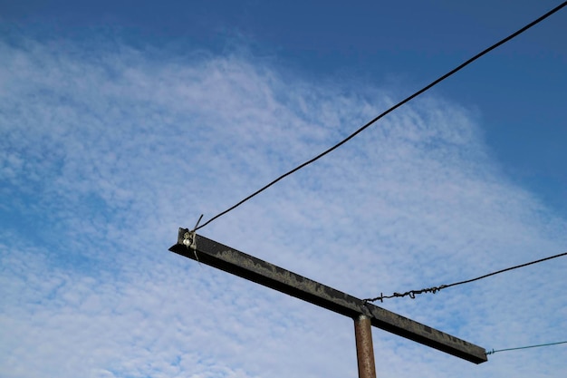 Vista de baixo ângulo de linhas elétricas contra o céu