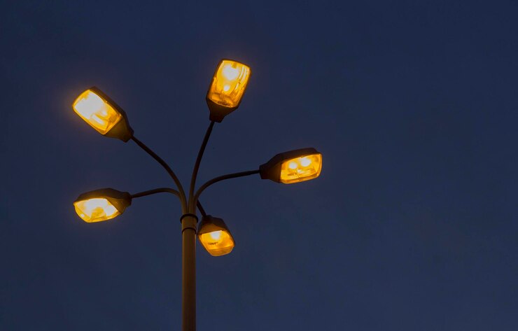Foto vista de baixo ângulo de luz de rua iluminada contra o céu