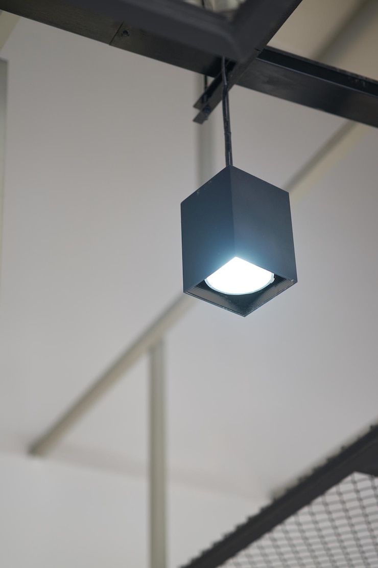 Foto vista de baixo ângulo de luz pendente iluminada pendurada no teto