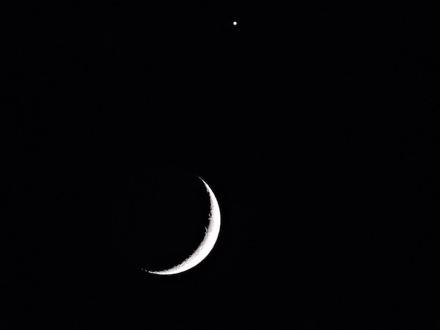 Foto vista de baixo ângulo de meia lua contra o céu à noite