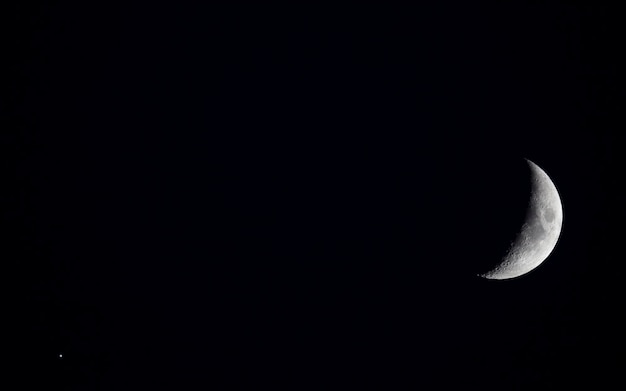 Vista de baixo ângulo de meia lua contra o céu à noite