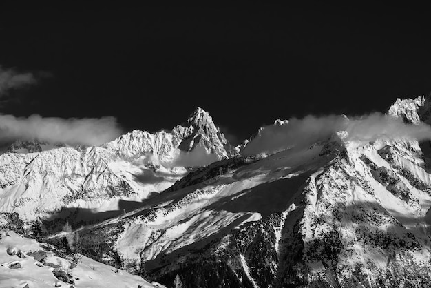 Vista de baixo ângulo de montanha coberta de neve contra o céu