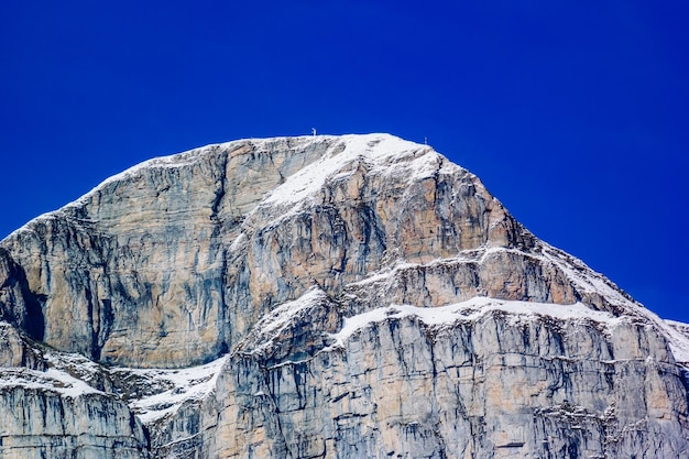 Vista de baixo ângulo de montanha rochosa contra um céu azul claro