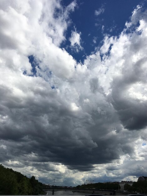 Foto vista de baixo ângulo de nuvens de tempestade no céu