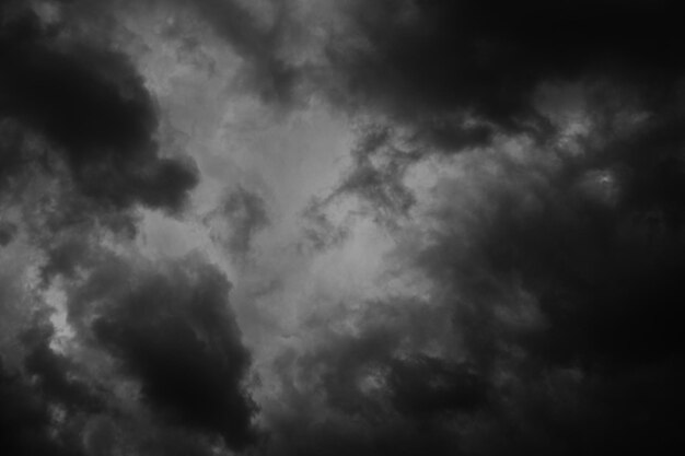 Foto vista de baixo ângulo de nuvens de tempestade no céu