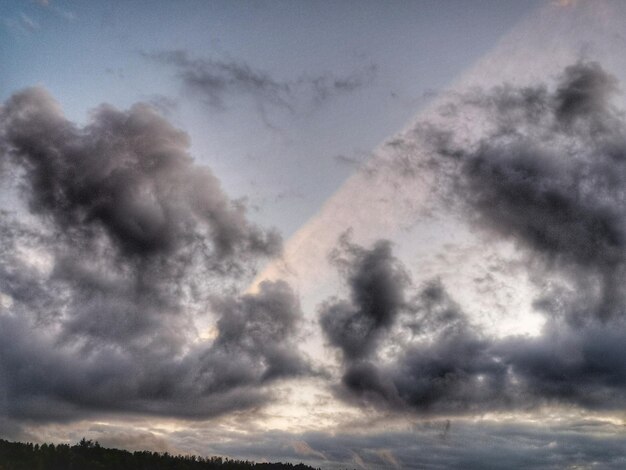 Vista de baixo ângulo de nuvens de tempestade no céu