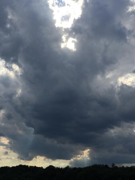 Foto vista de baixo ângulo de nuvens de tempestade no céu