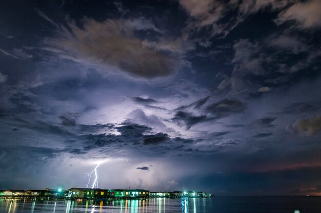 Foto vista de baixo ângulo de nuvens de tempestade sobre o mar