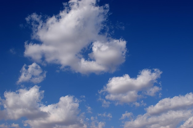 Foto vista de baixo ângulo de nuvens no céu azul