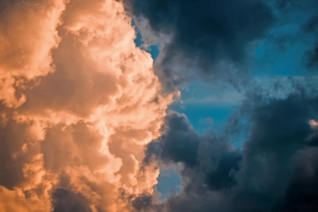 Foto vista de baixo ângulo de nuvens no céu durante o pôr-do-sol