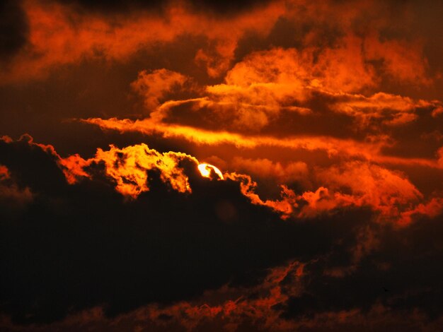 Foto vista de baixo ângulo de nuvens no céu durante o pôr-do-sol