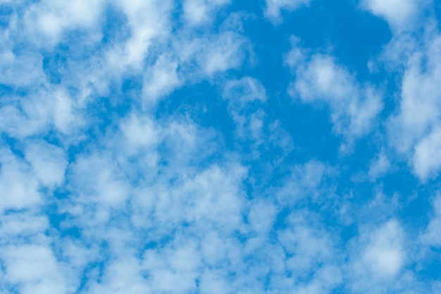 Foto vista de baixo ângulo de nuvens no céu