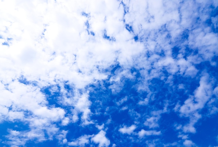 Foto vista de baixo ângulo de nuvens no céu