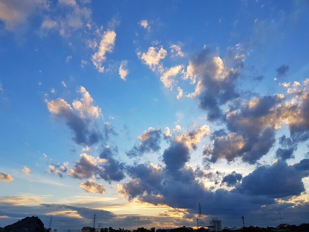 Foto vista de baixo ângulo de nuvens no céu