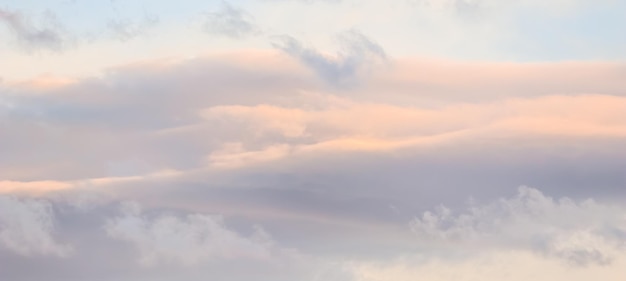 Vista de baixo ângulo de nuvens no céu