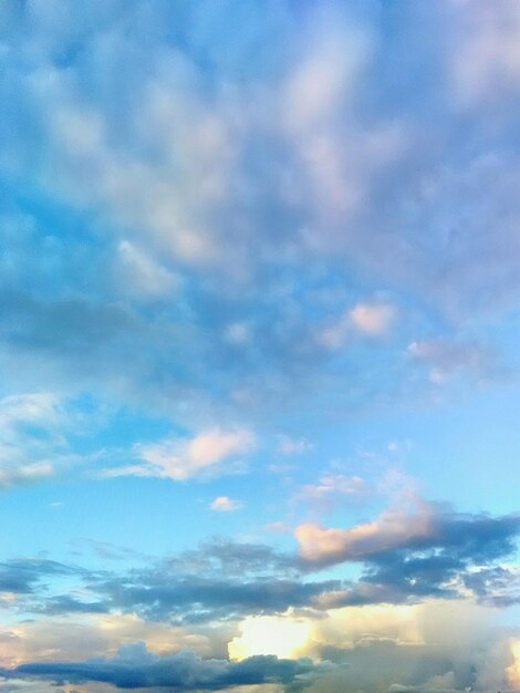 Foto vista de baixo ângulo de nuvens no céu