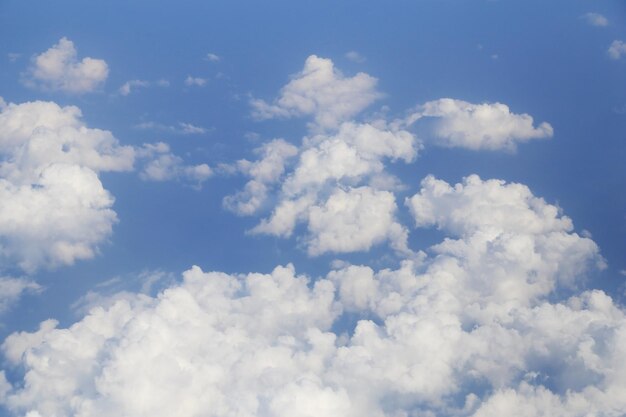 Vista de baixo ângulo de nuvens no céu