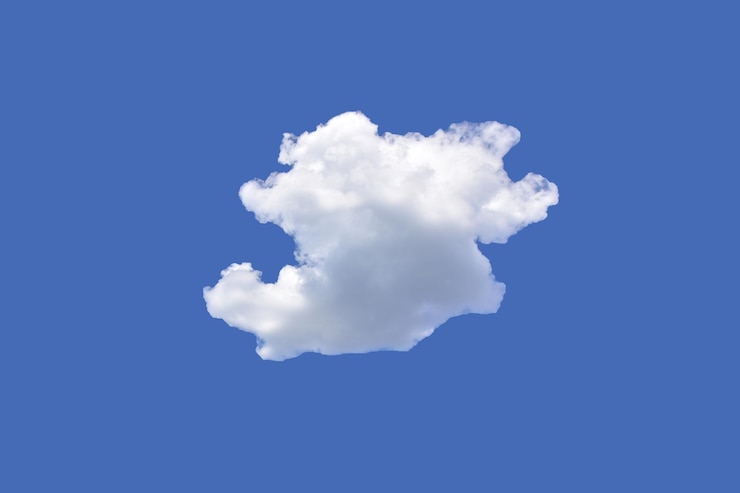 Foto vista de baixo ângulo de nuvens sobre o céu azul