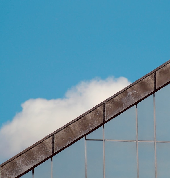 Foto vista de baixo ângulo de parede de vidro contra o céu