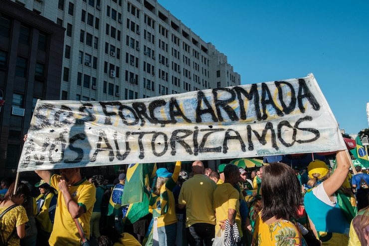 Foto vista de baixo ângulo de pessoas caminhando na rua