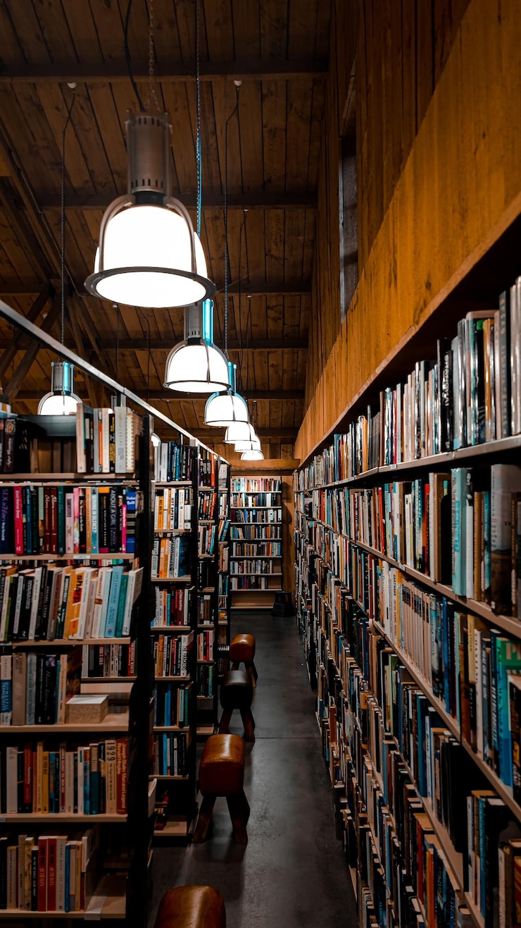 Foto vista de baixo ângulo de pessoas na biblioteca