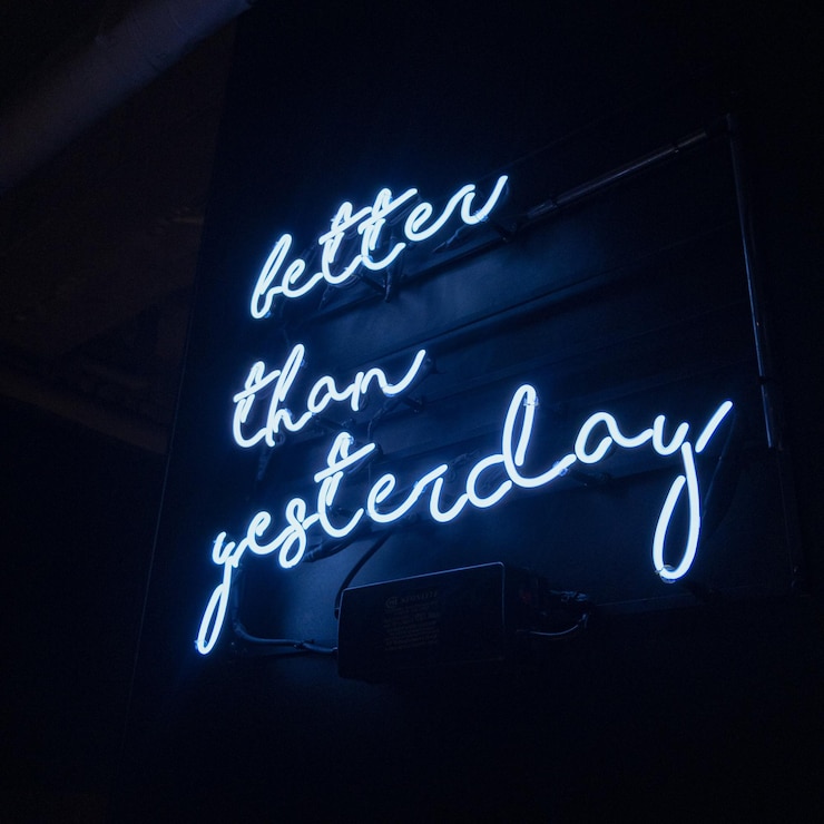 Foto vista de baixo ângulo de texto iluminado na parede à noite