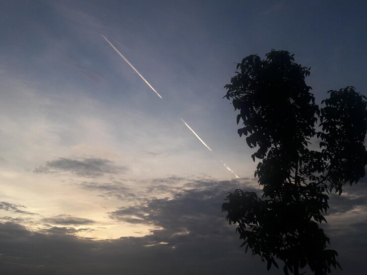 Foto vista de baixo ângulo de trilhas de vapor no céu