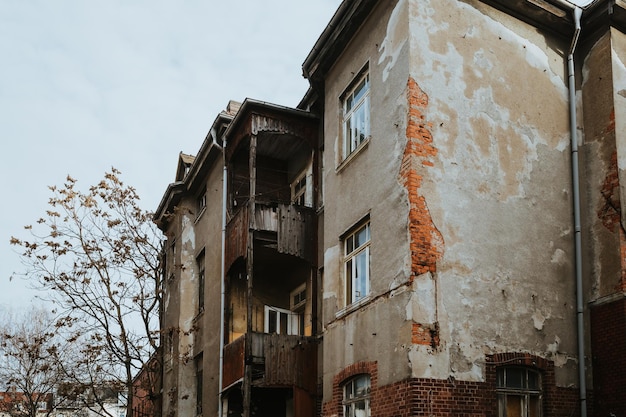 Vista de baixo ângulo de um antigo edifício abandonado contra o céu
