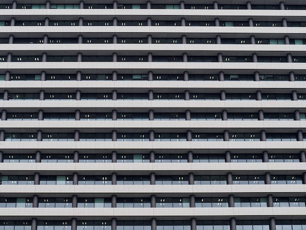 Vista de baixo ângulo de um edifício de escritórios