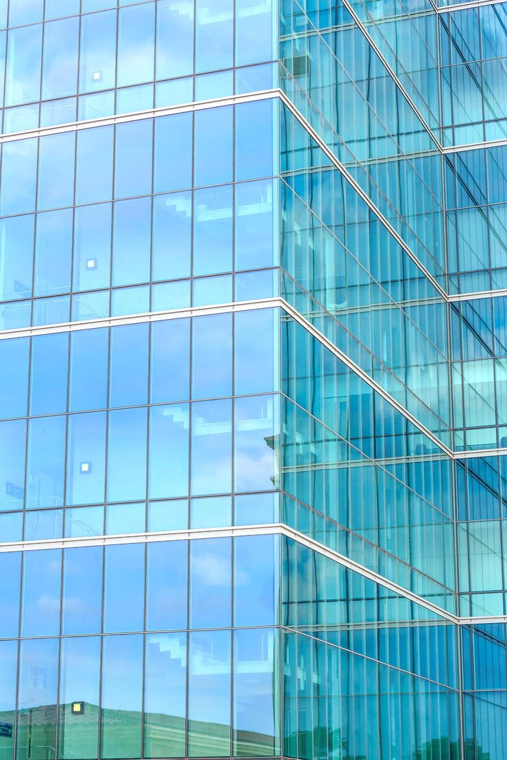 Foto vista de baixo ângulo de um edifício de vidro