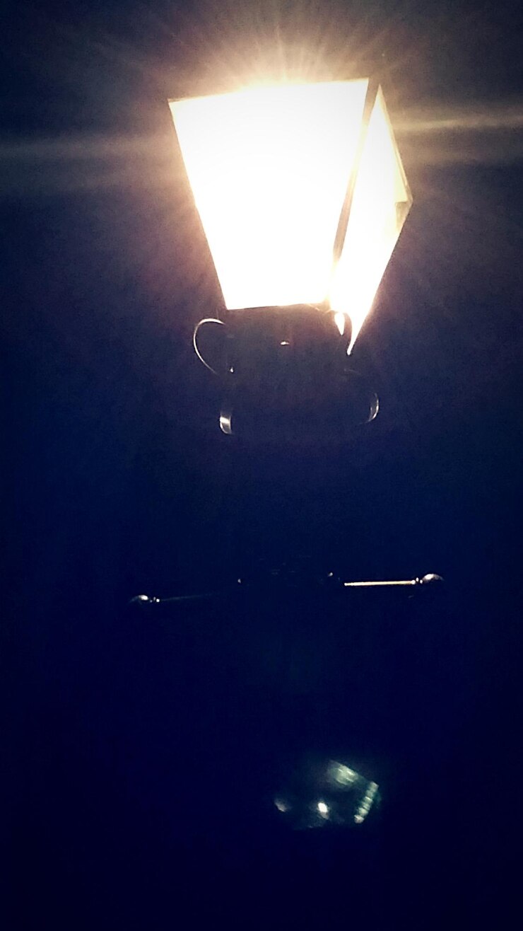Foto vista de baixo ângulo de um edifício iluminado à noite