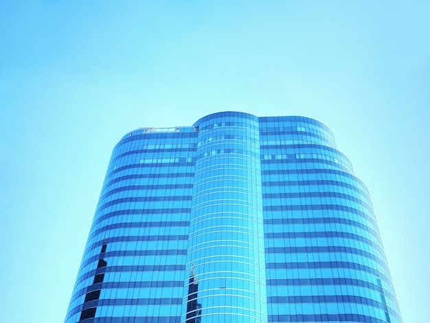 Vista de baixo ângulo de um edifício moderno contra o céu azul claro