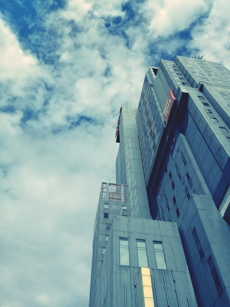 Foto vista de baixo ângulo de um edifício moderno contra o céu